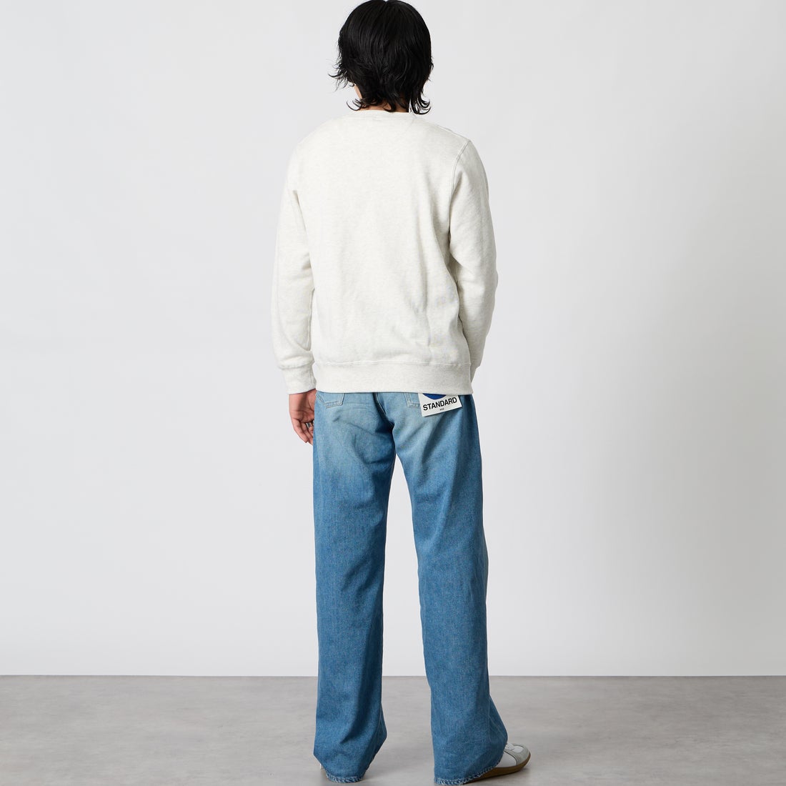 Hanes [ヘインズ] クルーネックスウェットシャツ [HM4CE001] 01H H.WHIT &&モデル身長：177cm 着用サイズ：M&&