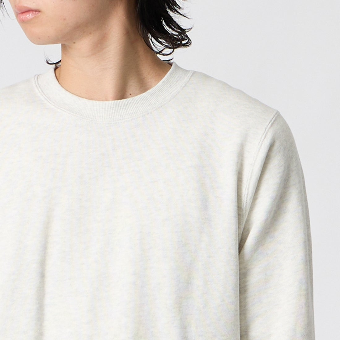 Hanes [ヘインズ] クルーネックスウェットシャツ [HM4CE001] 01H H.WHIT &&モデル身長：177cm 着用サイズ：M&&