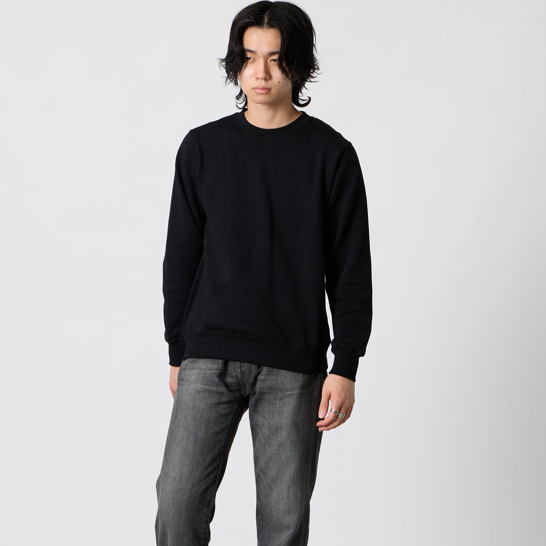 Hanes [ヘインズ] クルーネックスウェットシャツ [HM4CE004] 090 BLACK &&モデル身長：177cm 着用サイズ：M&&