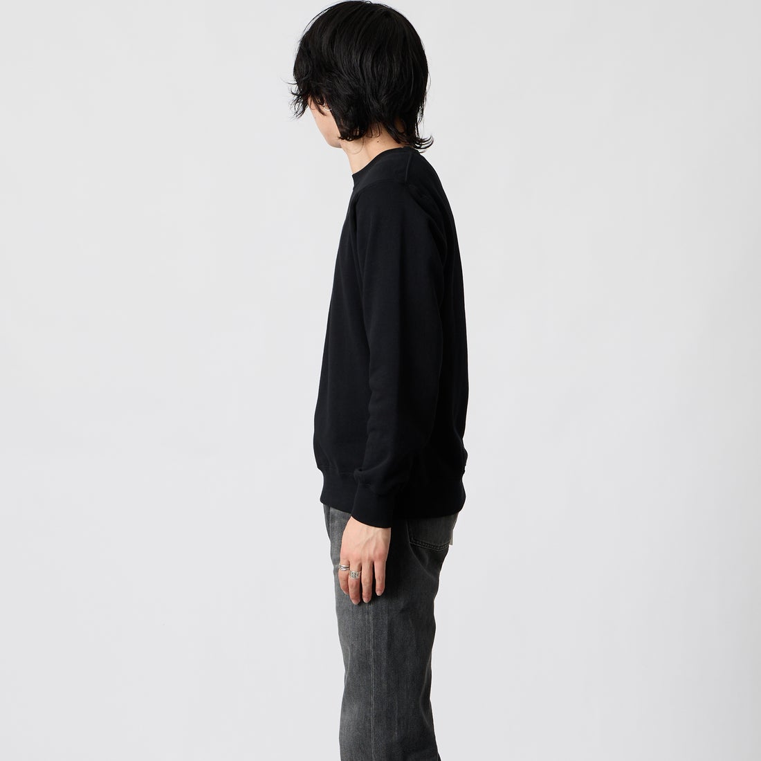 Hanes [ヘインズ] クルーネックスウェットシャツ [HM4CE004] 090 BLACK &&モデル身長：177cm 着用サイズ：M&&