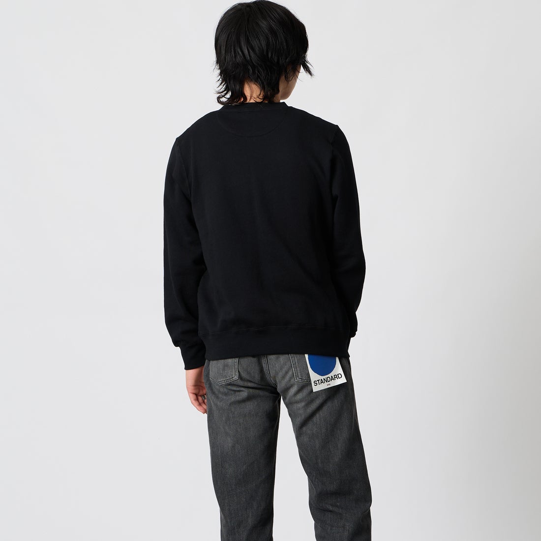 Hanes [ヘインズ] クルーネックスウェットシャツ [HM4CE004] 090 BLACK &&モデル身長：177cm 着用サイズ：M&&
