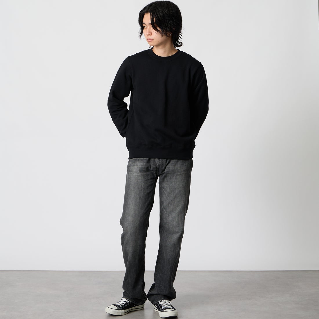 Hanes [ヘインズ] クルーネックスウェットシャツ [HM4CE004] 090 BLACK &&モデル身長：177cm 着用サイズ：M&&