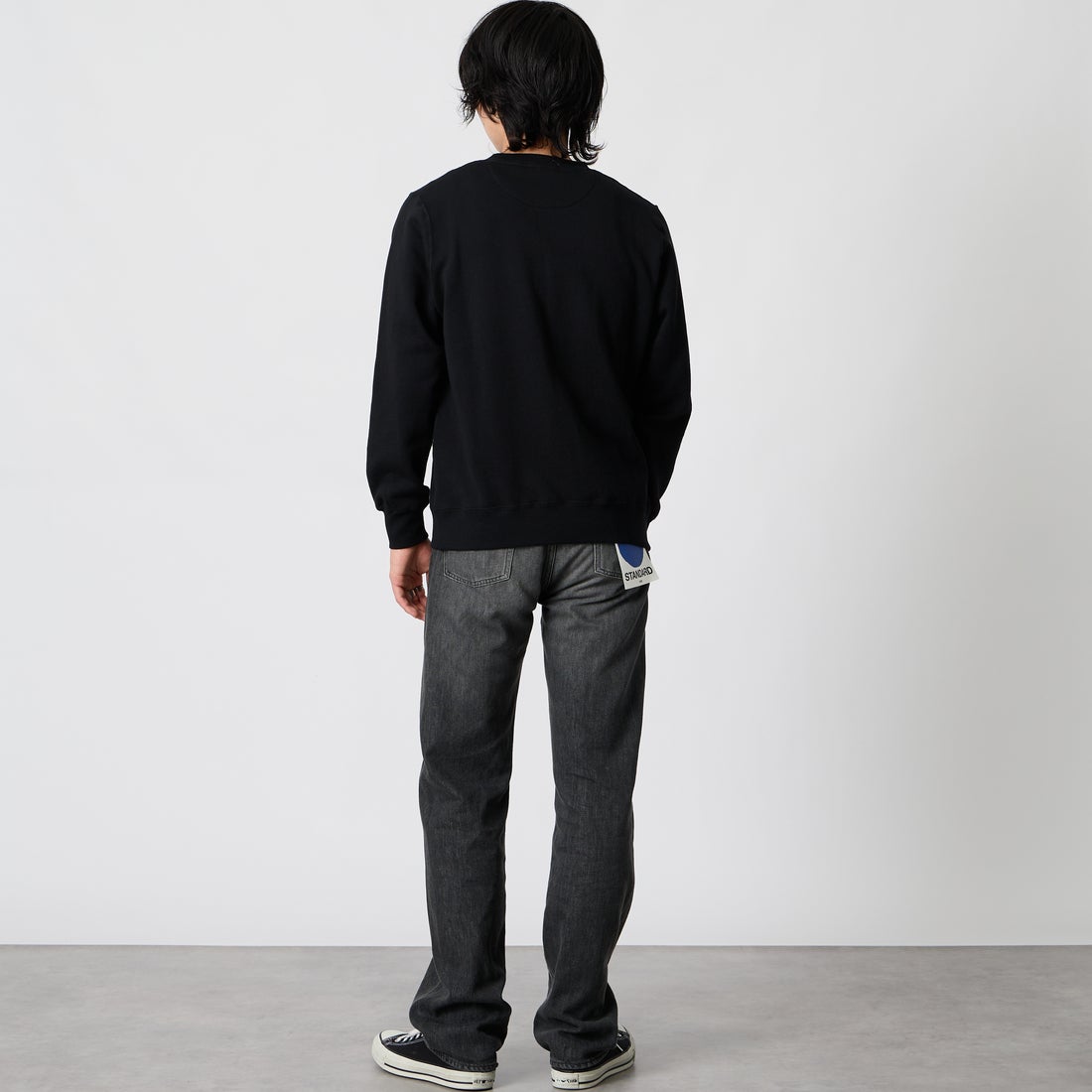 Hanes [ヘインズ] クルーネックスウェットシャツ [HM4CE004] 090 BLACK &&モデル身長：177cm 着用サイズ：M&&