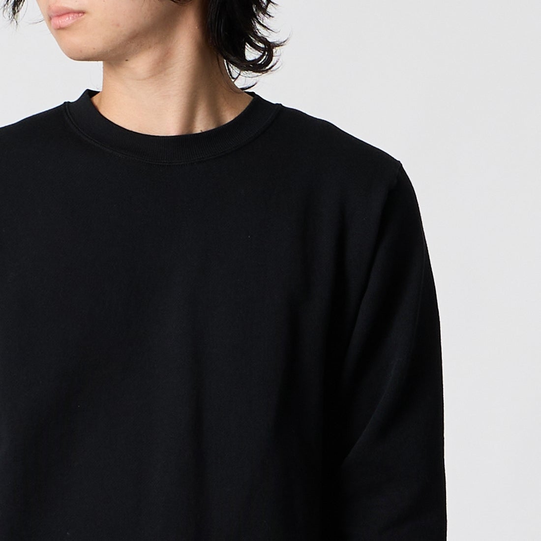 Hanes [ヘインズ] クルーネックスウェットシャツ [HM4CE004] 090 BLACK &&モデル身長：177cm 着用サイズ：M&&