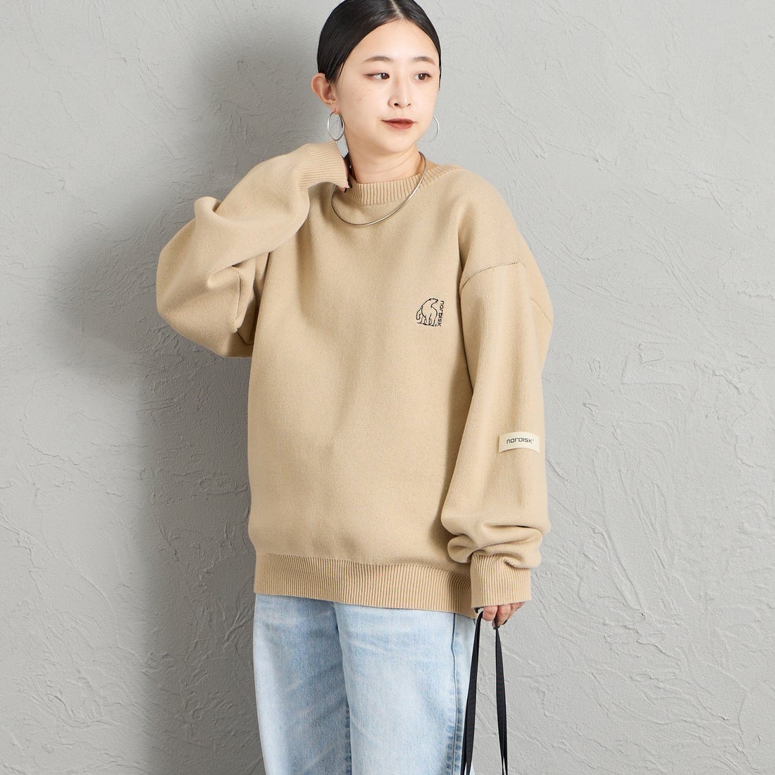 NORDISK [ノルディスク] 別注 バックデザイン ジャガードロゴニット [NU21801-JF] OATMEAL &&モデル身長：150cm 着用サイズ：S&&