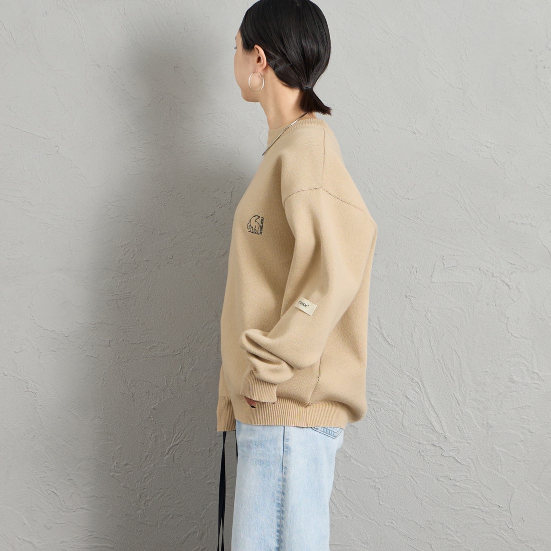NORDISK [ノルディスク] 別注 バックデザイン ジャガードロゴニット [NU21801-JF] OATMEAL &&モデル身長：150cm 着用サイズ：S&&