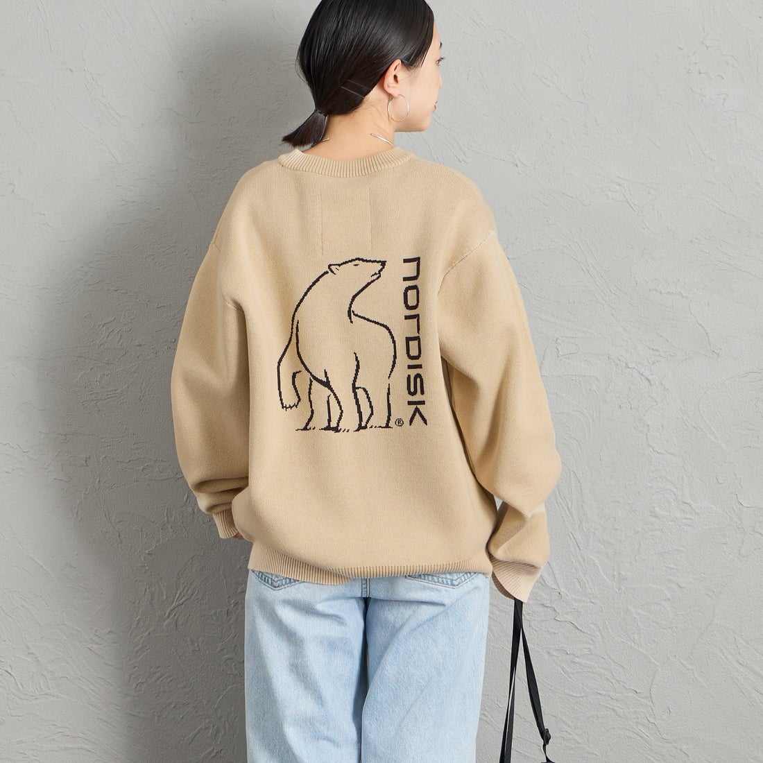 NORDISK [ノルディスク] 別注 バックデザイン ジャガードロゴニット [NU21801-JF] OATMEAL &&モデル身長：150cm 着用サイズ：S&&