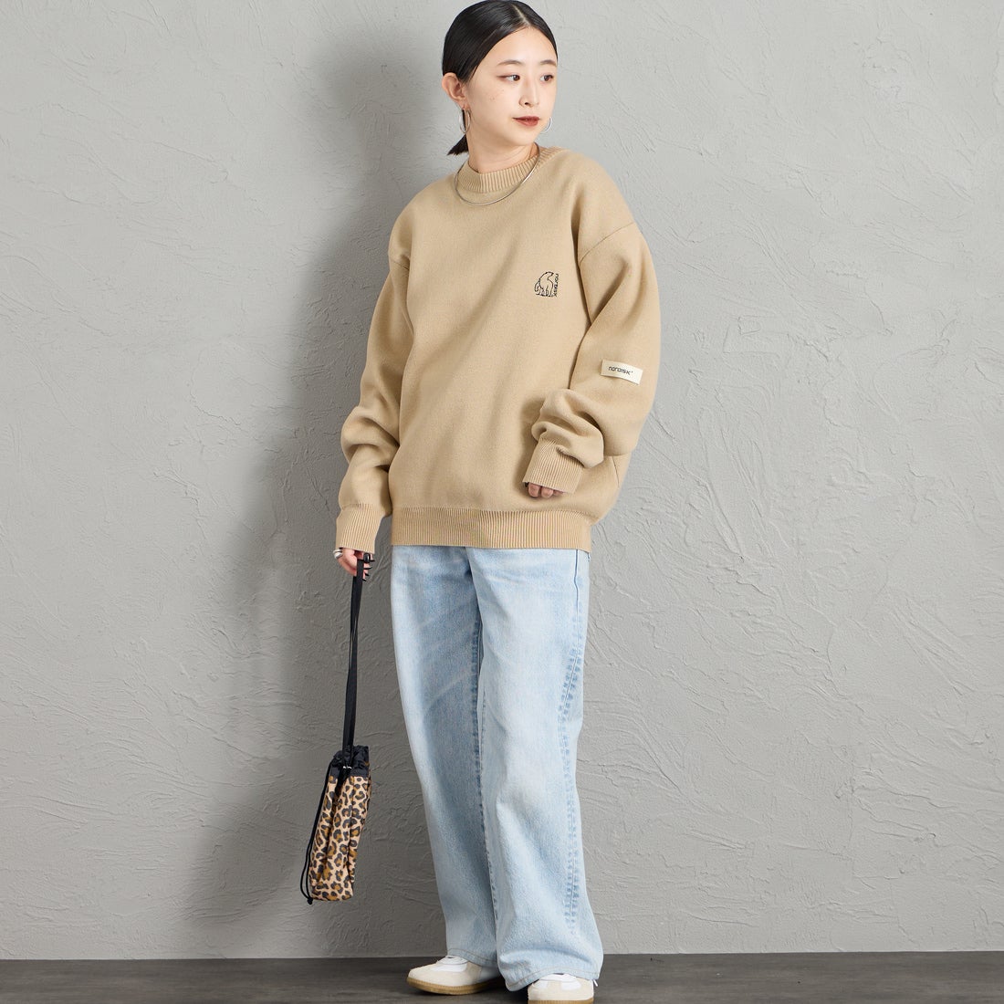 NORDISK [ノルディスク] 別注 バックデザイン ジャガードロゴニット [NU21801-JF] OATMEAL &&モデル身長：150cm 着用サイズ：S&&