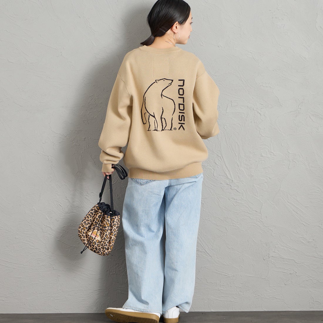 NORDISK [ノルディスク] 別注 バックデザイン ジャガードロゴニット [NU21801-JF] OATMEAL &&モデル身長：150cm 着用サイズ：S&&