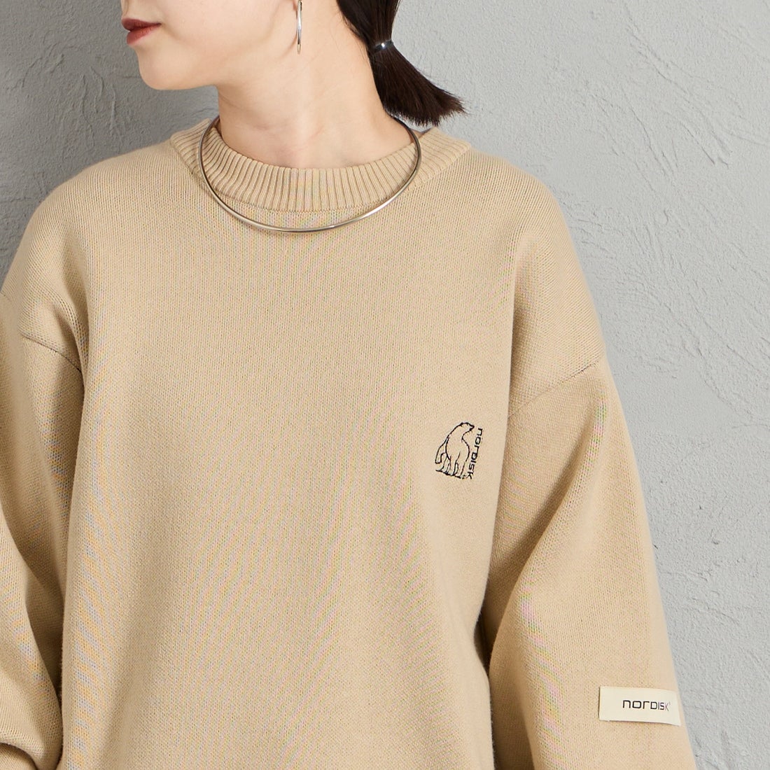 NORDISK [ノルディスク] 別注 バックデザイン ジャガードロゴニット [NU21801-JF] OATMEAL &&モデル身長：150cm 着用サイズ：S&&