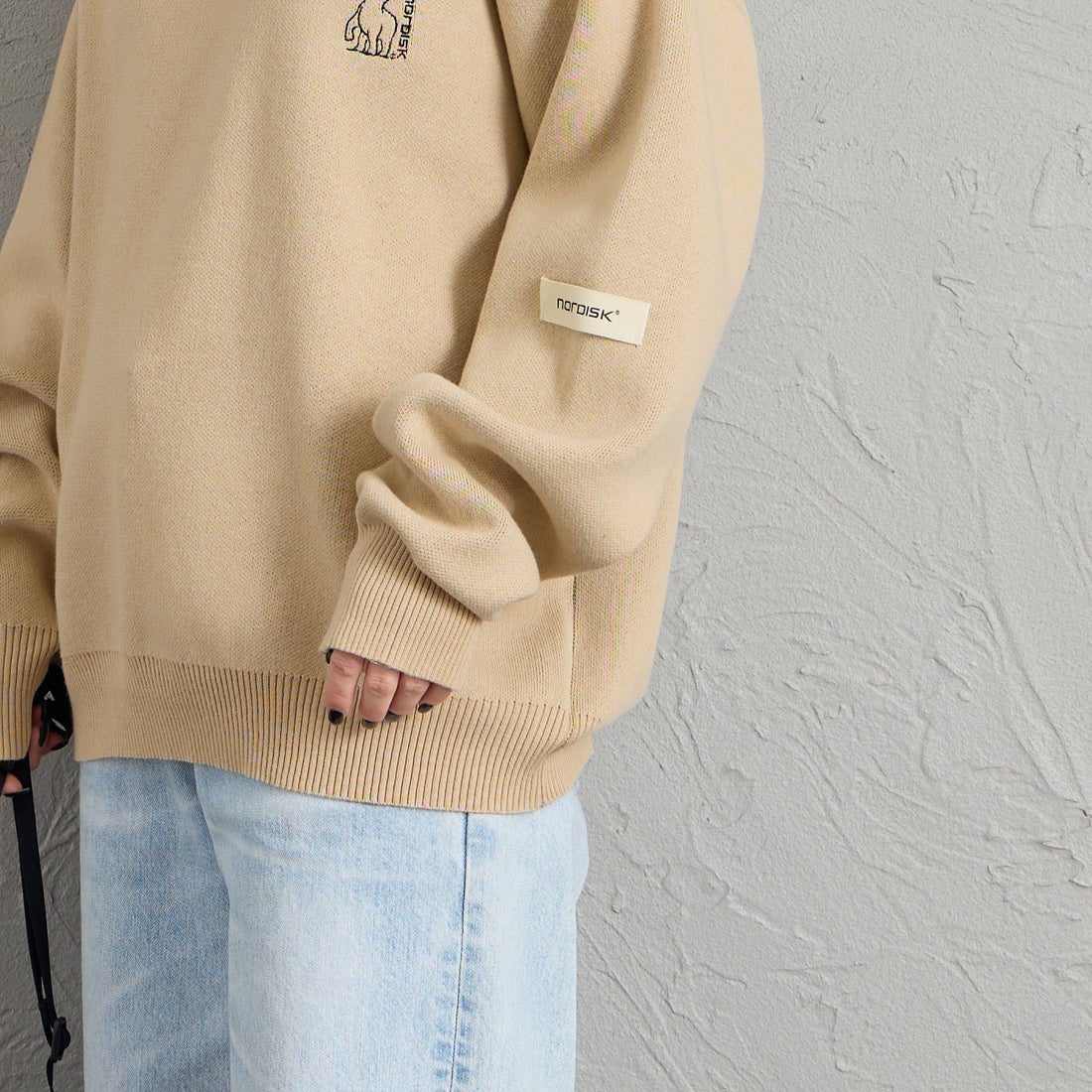 NORDISK [ノルディスク] 別注 バックデザイン ジャガードロゴニット [NU21801-JF] OATMEAL &&モデル身長：150cm 着用サイズ：S&&