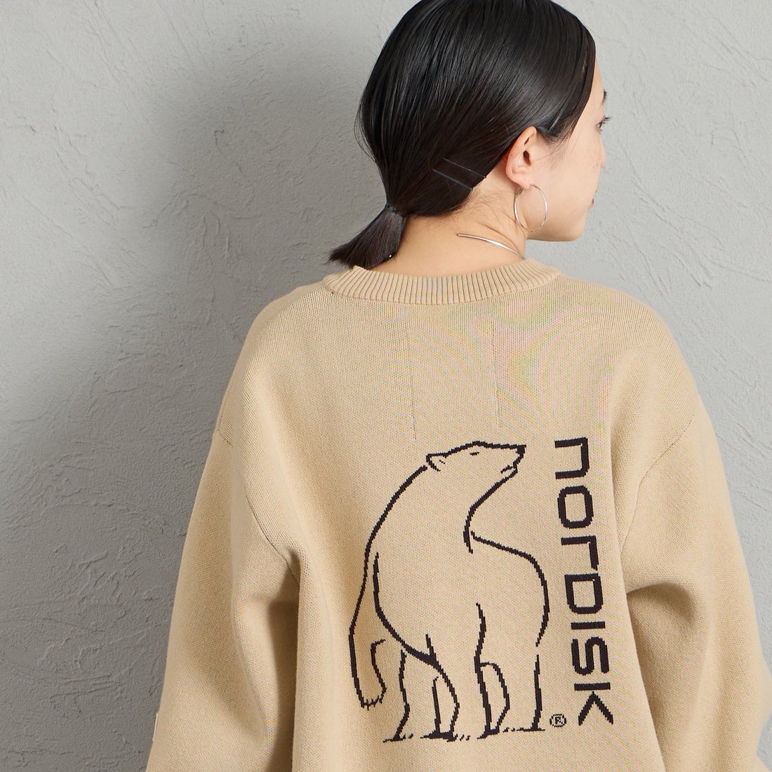 NORDISK [ノルディスク] 別注 バックデザイン ジャガードロゴニット [NU21801-JF] OATMEAL &&モデル身長：150cm 着用サイズ：S&&
