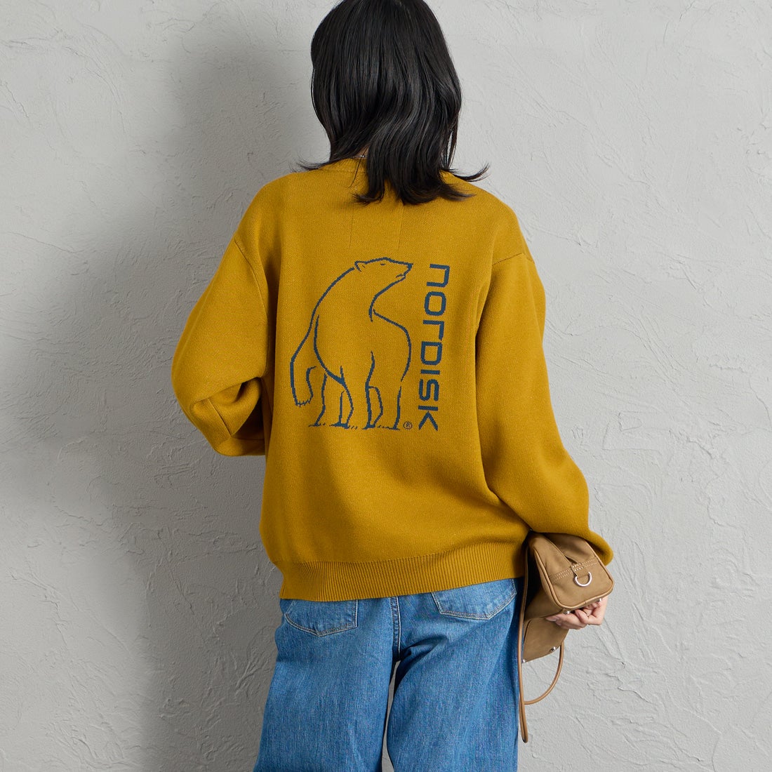 NORDISK [ノルディスク] 別注 バックデザイン ジャガードロゴニット [NU21801-JF] MUSTARD &&モデル身長：162cm 着用サイズ：S&&