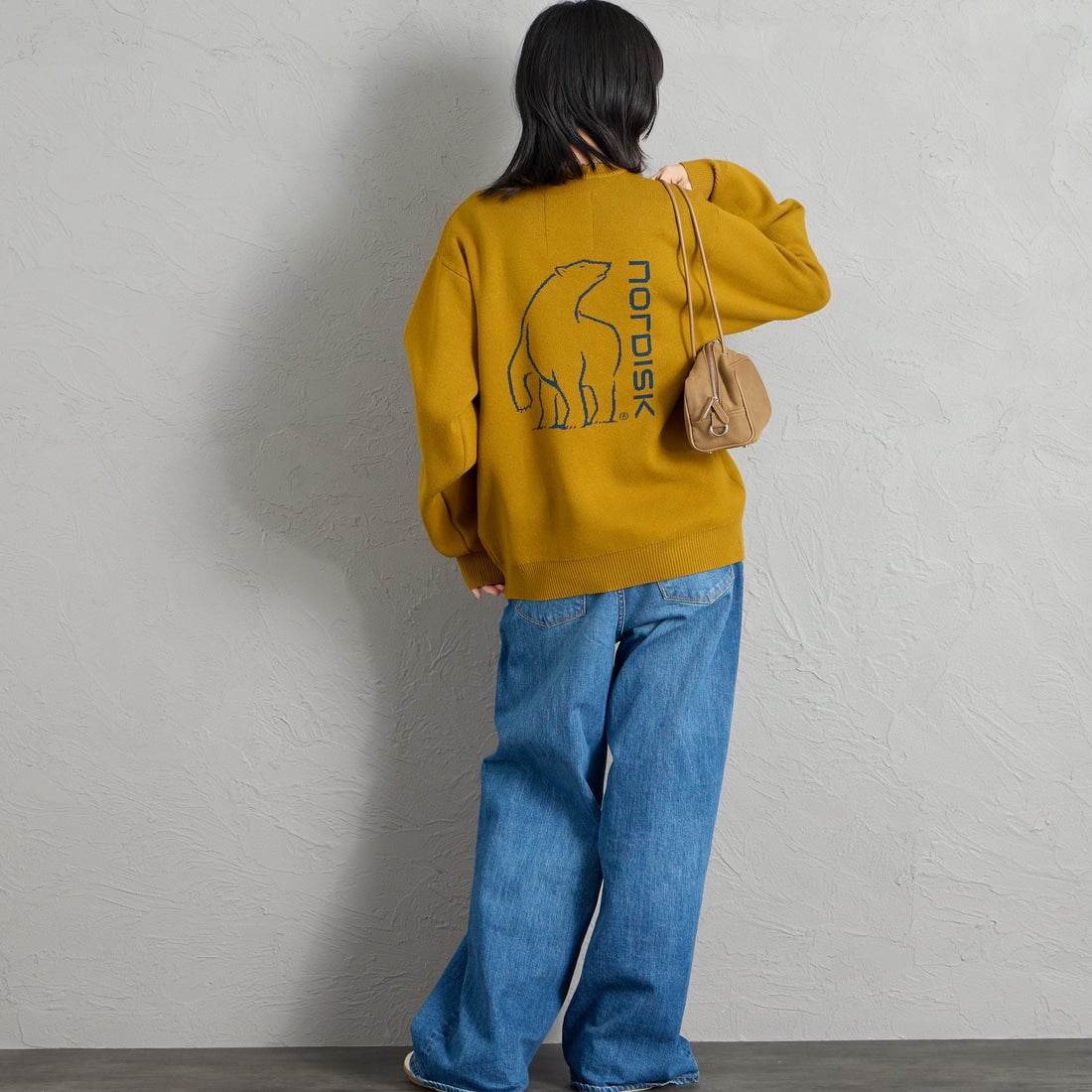 NORDISK [ノルディスク] 別注 バックデザイン ジャガードロゴニット [NU21801-JF] MUSTARD &&モデル身長：162cm 着用サイズ：S&&