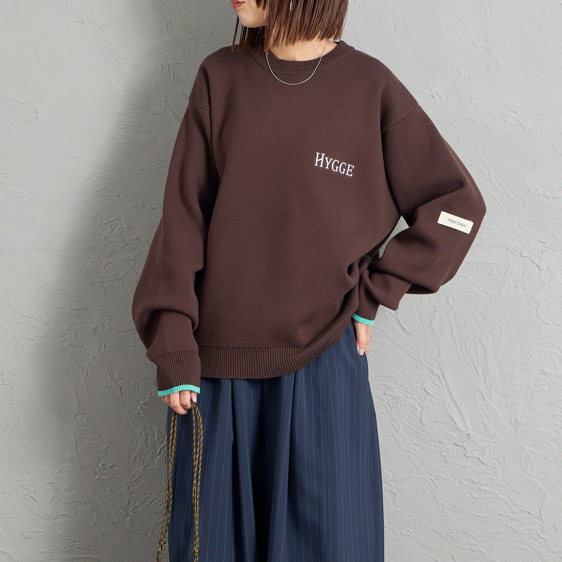 NORDISK [ノルディスク] 別注 HYGGE バックロゴジャガードニット [NU21802-JF] BROWN &&モデル身長：159cm 着用サイズ：S&&