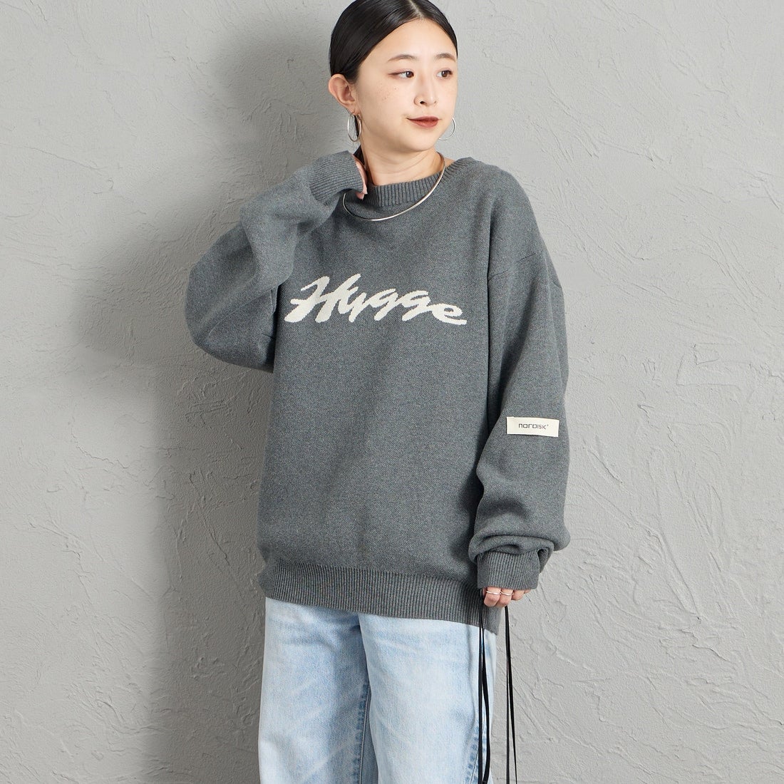 NORDISK [ノルディスク] 別注 HYGGE ジャガードロゴニット [NU21803-JF] GREY &&モデル身長：150cm 着用サイズ：S&&
