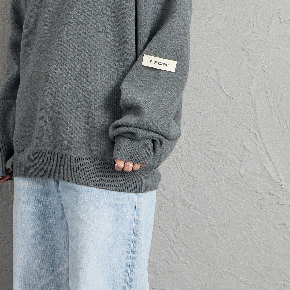 NORDISK [ノルディスク] 別注 HYGGE ジャガードロゴニット [NU21803-JF] GREY &&モデル身長：150cm 着用サイズ：S&&
