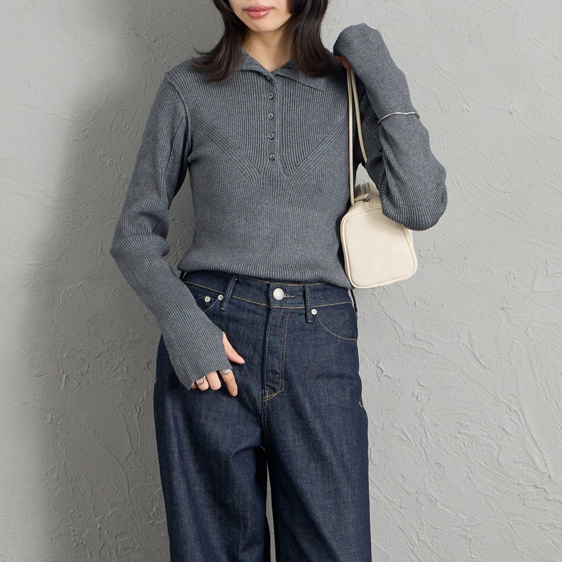Maison de L'allure [メゾン ドゥ ラリュール] ハイネック ボタンニットプルオーバー [M26331007] 08 CHARCOA &&モデル身長：162cm 着用サイズ：F&&