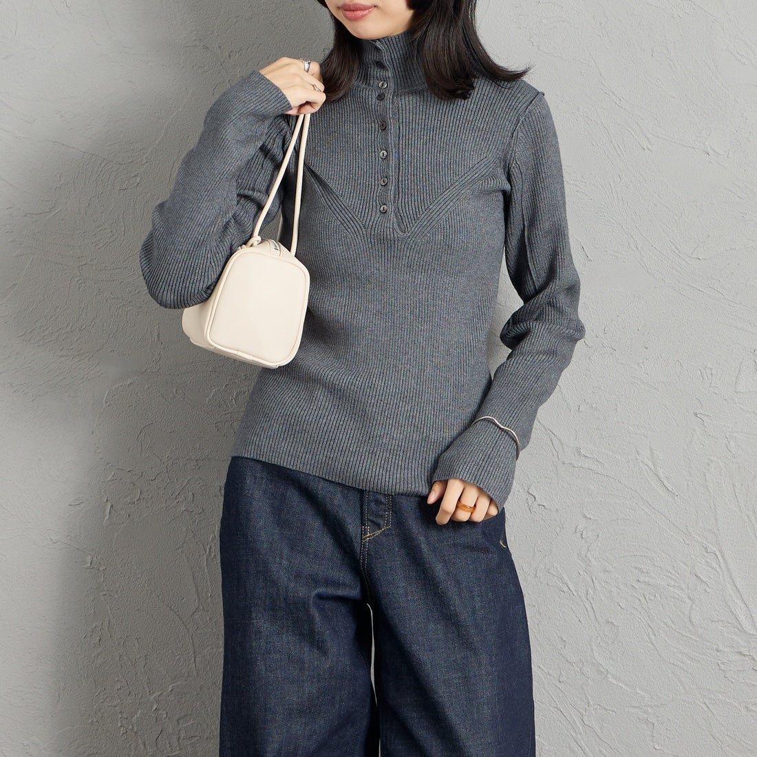 Maison de L'allure [メゾン ドゥ ラリュール] ハイネック ボタンニットプルオーバー [M26331007] 08 CHARCOA &&モデル身長：162cm 着用サイズ：F&&