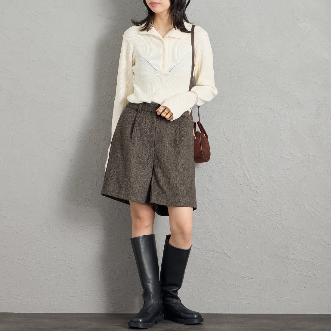 Maison de L'allure [メゾン ドゥ ラリュール] ハイネック ボタンニットプルオーバー [M26331007] 02 OFF &&モデル身長：162cm 着用サイズ：F&&