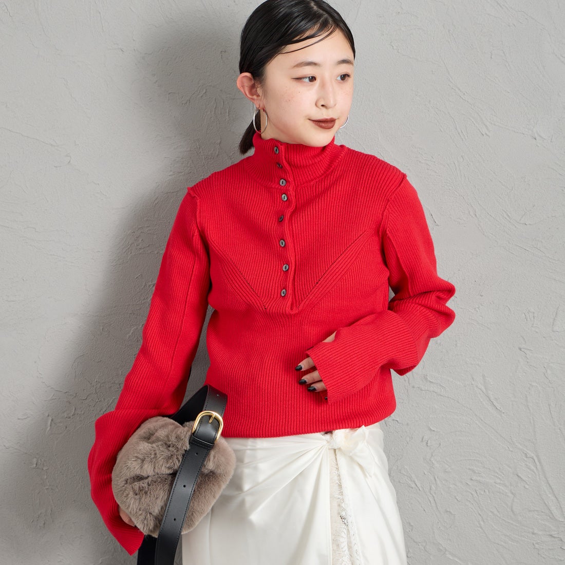 Maison de L'allure [メゾン ドゥ ラリュール] ハイネック ボタンニットプルオーバー [M26331007] 46 RED &&モデル身長：150cm 着用サイズ：F&&
