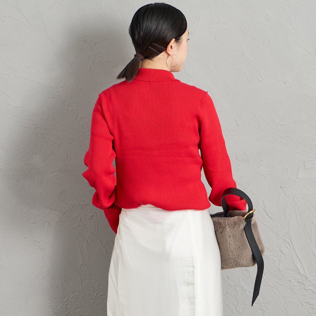 Maison de L'allure [メゾン ドゥ ラリュール] ハイネック ボタンニットプルオーバー [M26331007] 46 RED &&モデル身長：150cm 着用サイズ：F&&