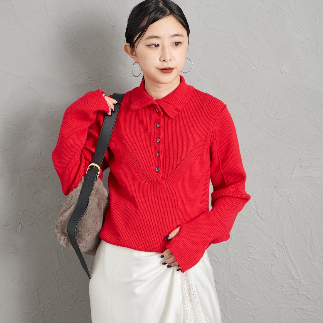 Maison de L'allure [メゾン ドゥ ラリュール] ハイネック ボタンニットプルオーバー [M26331007] 46 RED &&モデル身長：150cm 着用サイズ：F&&