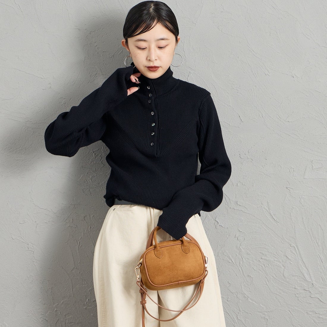 Maison de L'allure [メゾン ドゥ ラリュール] ハイネック ボタンニットプルオーバー [M26331007] 09 BLACK &&モデル身長：150cm 着用サイズ：F&&