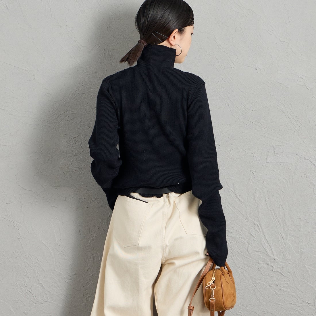 Maison de L'allure [メゾン ドゥ ラリュール] ハイネック ボタンニットプルオーバー [M26331007] 09 BLACK &&モデル身長：150cm 着用サイズ：F&&