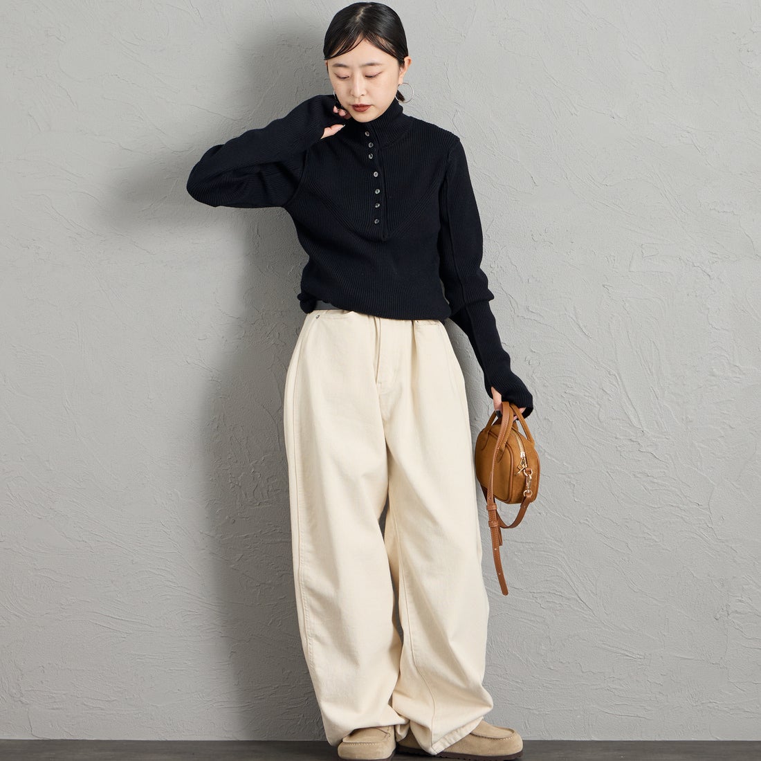 Maison de L'allure [メゾン ドゥ ラリュール] ハイネック ボタンニットプルオーバー [M26331007] 09 BLACK &&モデル身長：150cm 着用サイズ：F&&