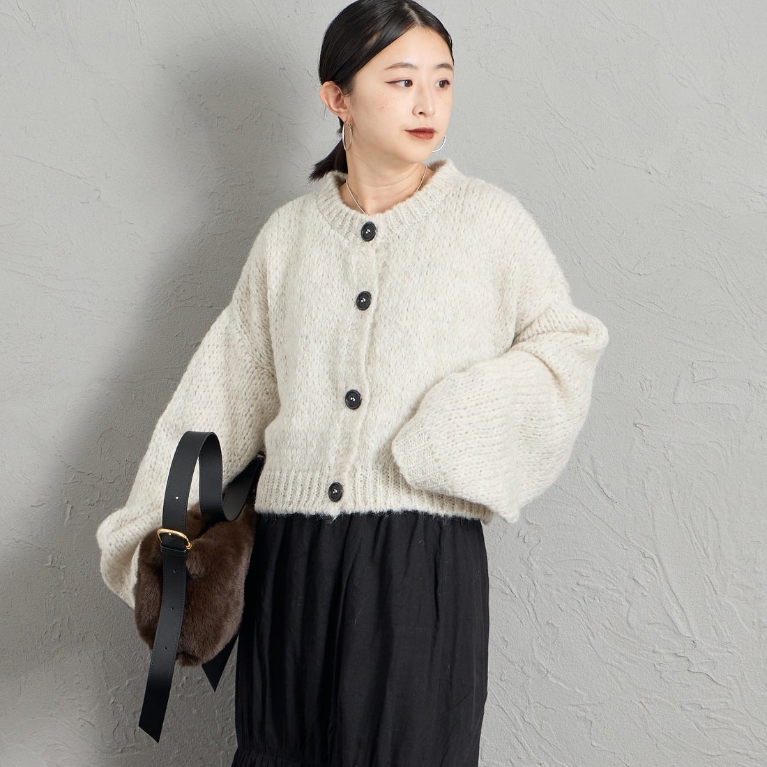TRICOTS JEAN MARC [トリコット ジーン マルク] 別注 ショート丈クルーネックカーディガン [CCFJ-JF] L.GRAY &&モデル身長：150cm 着用サイズ：F&&