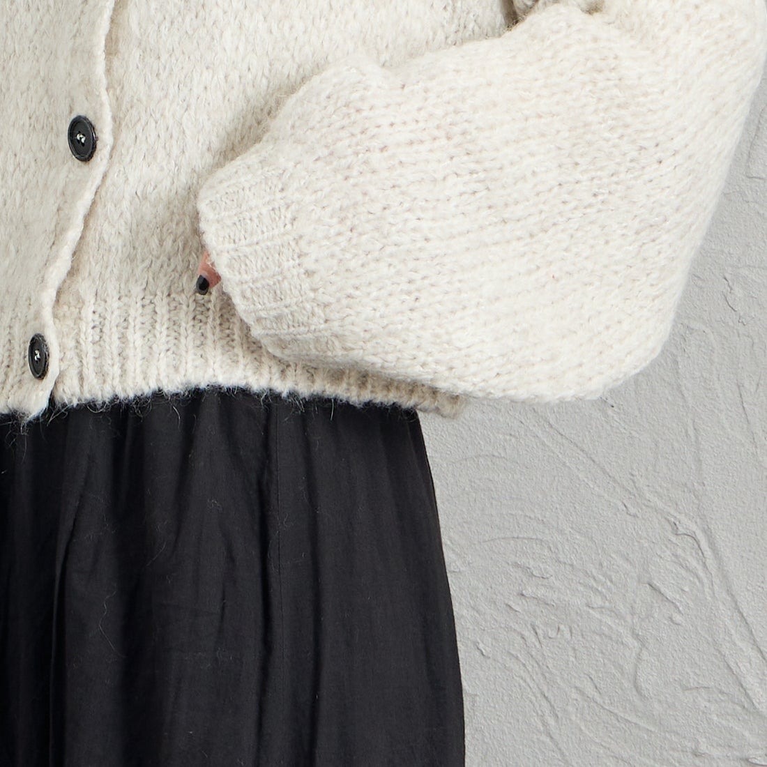 TRICOTS JEAN MARC [トリコット ジーン マルク] 別注 ショート丈クルーネックカーディガン [CCFJ-JF] L.GRAY &&モデル身長：150cm 着用サイズ：F&&