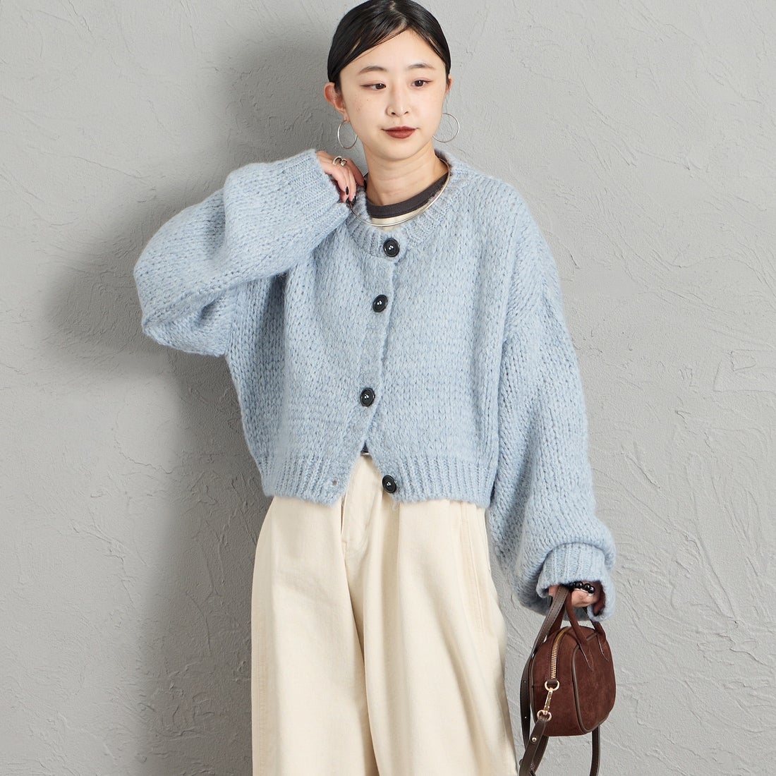 TRICOTS JEAN MARC [トリコット ジーン マルク] 別注 ショート丈クルーネックカーディガン [CCFJ-JF] L.BLUE &&モデル身長：150cm 着用サイズ：F&&