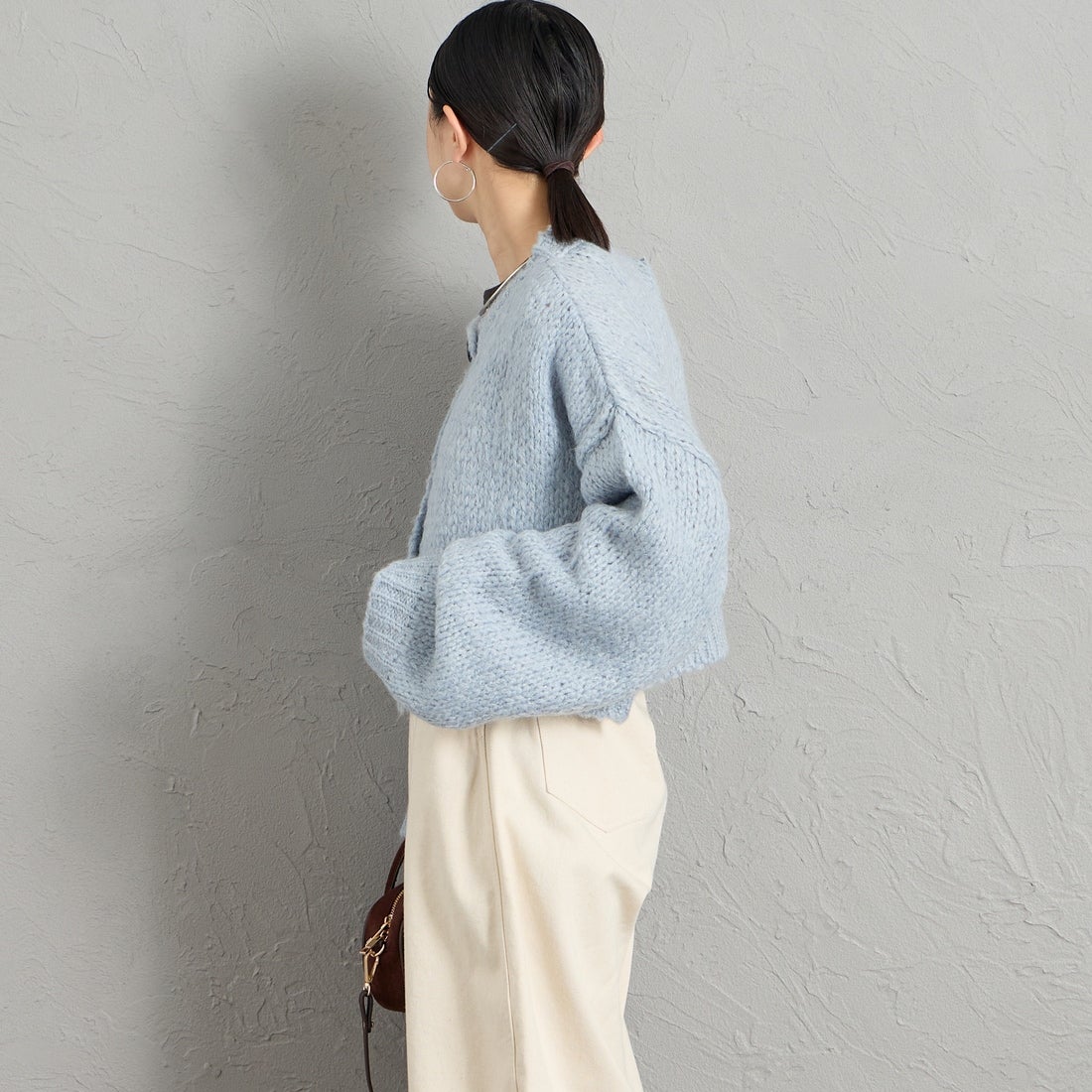 TRICOTS JEAN MARC [トリコット ジーン マルク] 別注 ショート丈クルーネックカーディガン [CCFJ-JF] L.BLUE &&モデル身長：150cm 着用サイズ：F&&