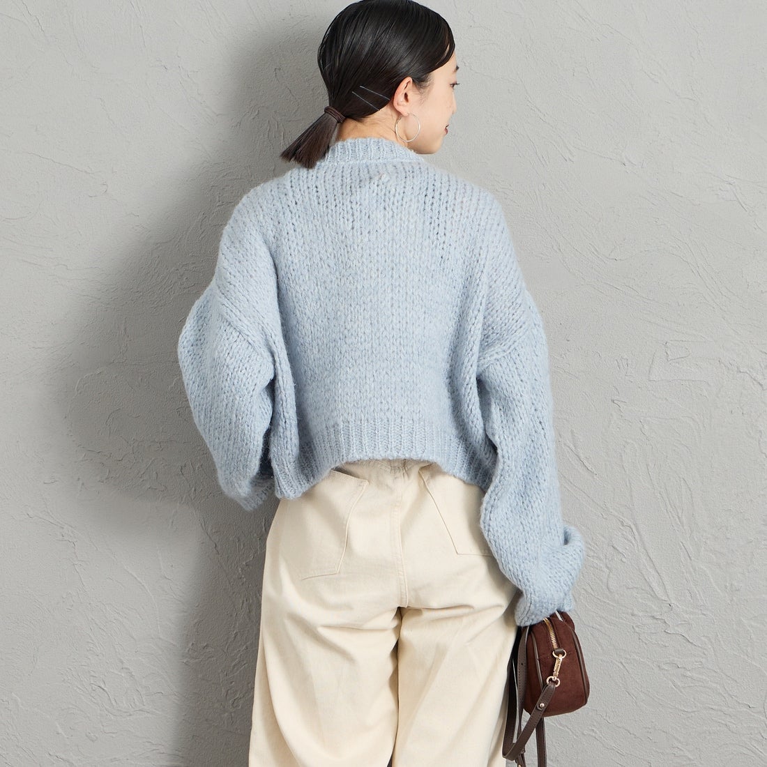 TRICOTS JEAN MARC [トリコット ジーン マルク] 別注 ショート丈クルーネックカーディガン [CCFJ-JF] L.BLUE &&モデル身長：150cm 着用サイズ：F&&
