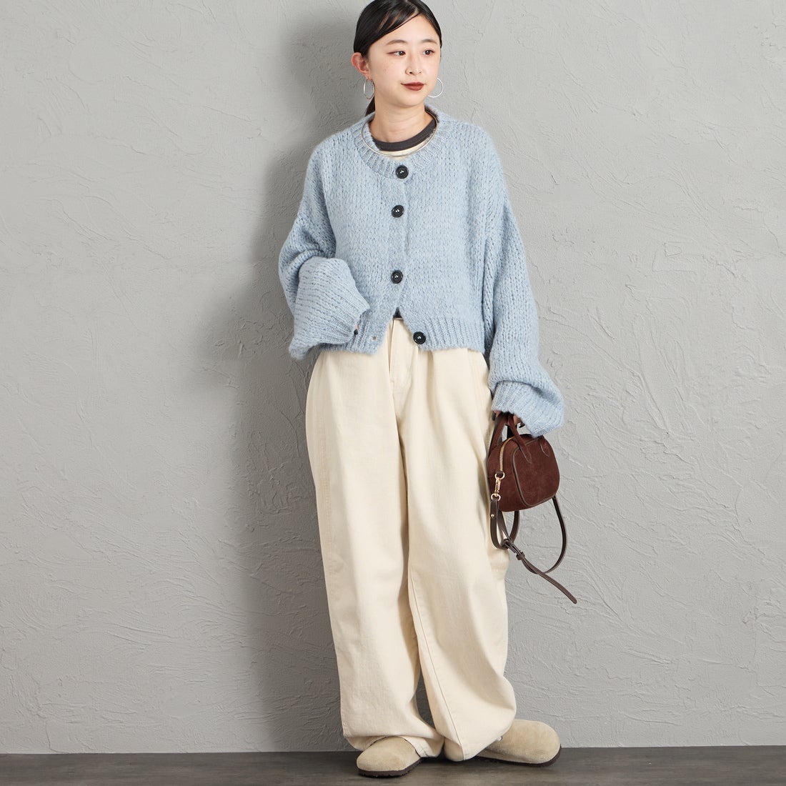 TRICOTS JEAN MARC [トリコット ジーン マルク] 別注 ショート丈クルーネックカーディガン [CCFJ-JF] L.BLUE &&モデル身長：150cm 着用サイズ：F&&