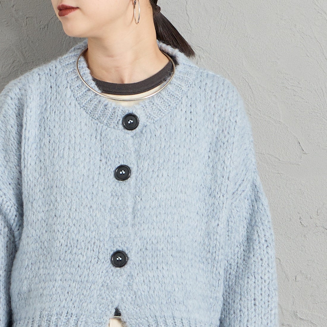 TRICOTS JEAN MARC [トリコット ジーン マルク] 別注 ショート丈クルーネックカーディガン [CCFJ-JF] L.BLUE &&モデル身長：150cm 着用サイズ：F&&