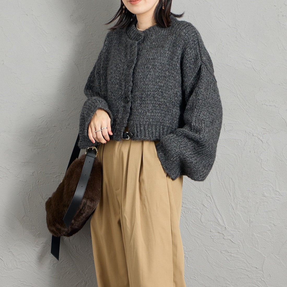 TRICOTS JEAN MARC [トリコット ジーン マルク] 別注 ショート丈クルーネックカーディガン [CCFJ-JF] CHARCOAL &&モデル身長：160cm 着用サイズ：F&&