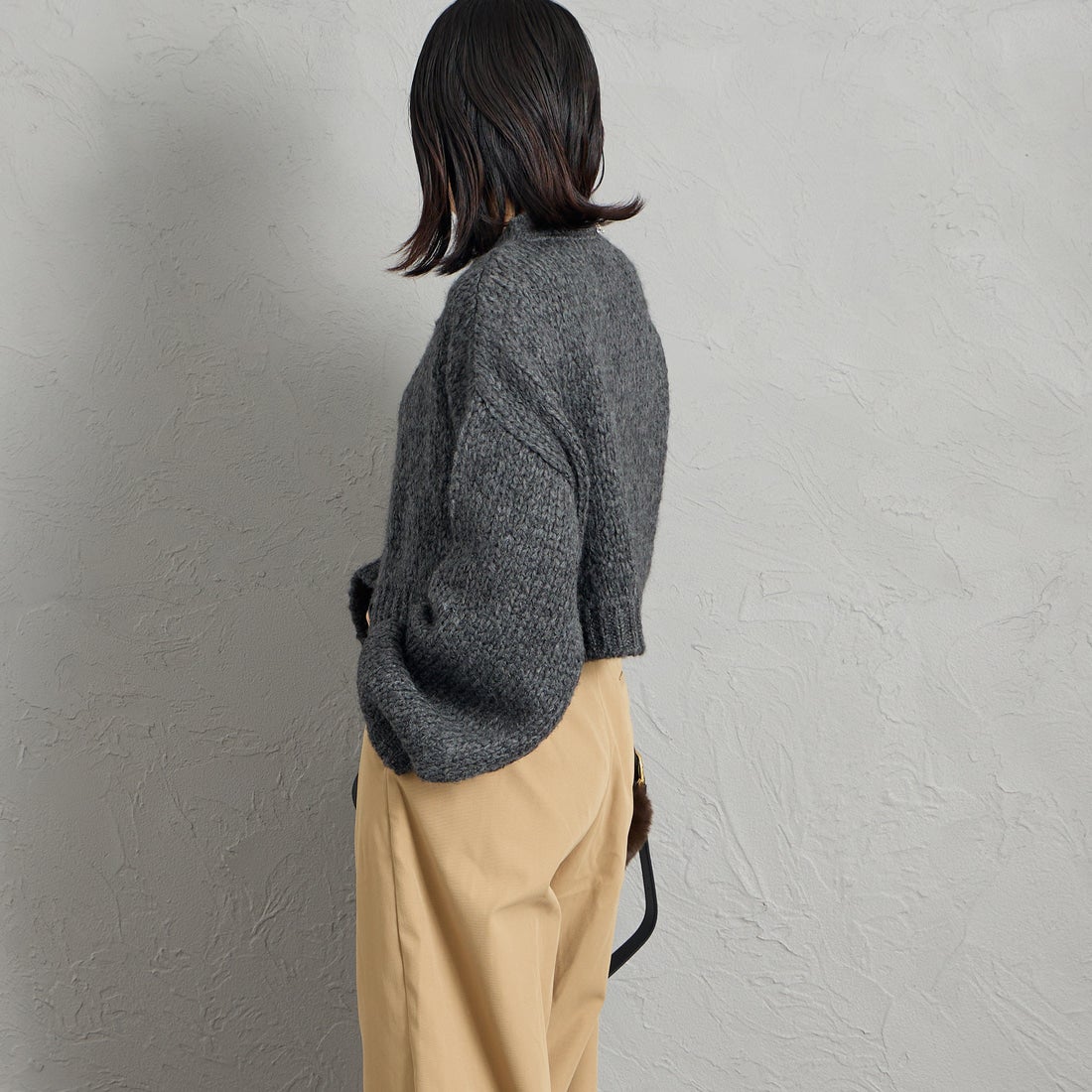 TRICOTS JEAN MARC [トリコット ジーン マルク] 別注 ショート丈クルーネックカーディガン [CCFJ-JF] CHARCOAL &&モデル身長：160cm 着用サイズ：F&&