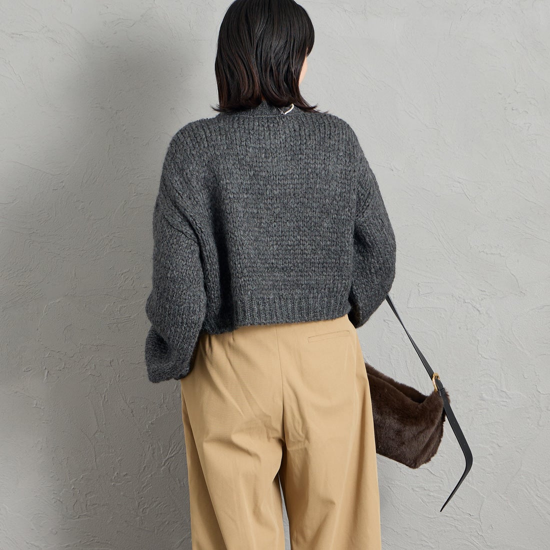 TRICOTS JEAN MARC [トリコット ジーン マルク] 別注 ショート丈クルーネックカーディガン [CCFJ-JF] CHARCOAL &&モデル身長：160cm 着用サイズ：F&&