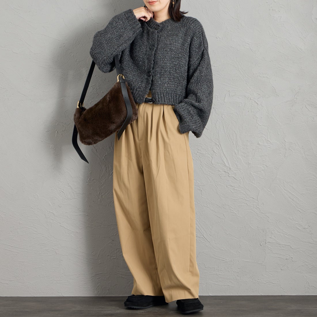 TRICOTS JEAN MARC [トリコット ジーン マルク] 別注 ショート丈クルーネックカーディガン [CCFJ-JF] CHARCOAL &&モデル身長：160cm 着用サイズ：F&&