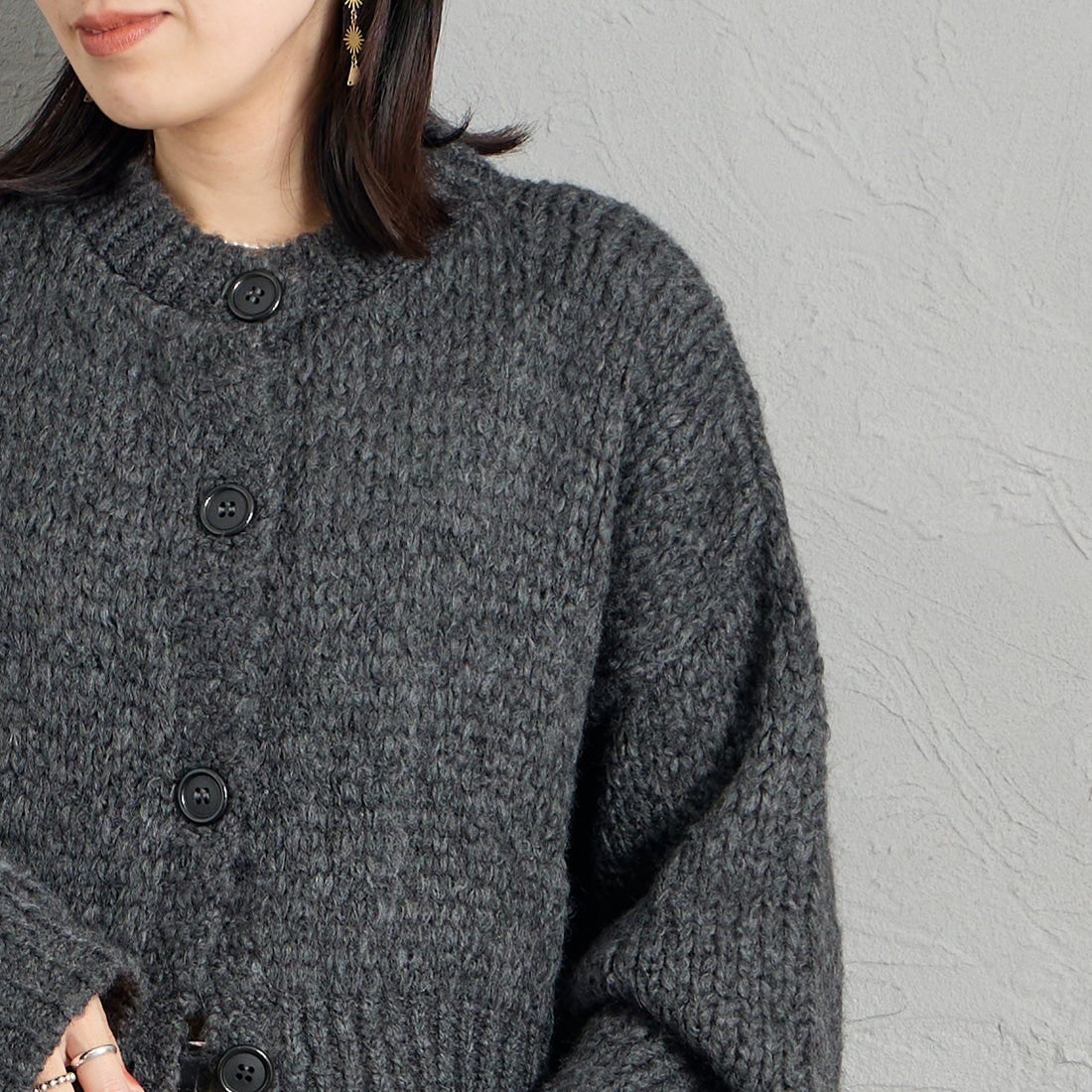 TRICOTS JEAN MARC [トリコット ジーン マルク] 別注 ショート丈クルーネックカーディガン [CCFJ-JF] CHARCOAL &&モデル身長：160cm 着用サイズ：F&&