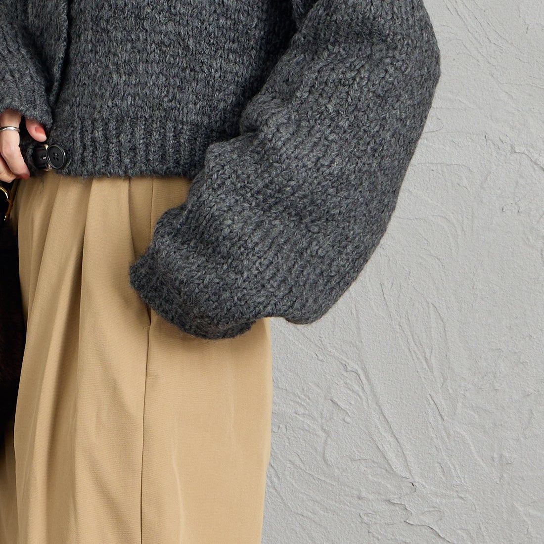 TRICOTS JEAN MARC [トリコット ジーン マルク] 別注 ショート丈クルーネックカーディガン [CCFJ-JF] CHARCOAL &&モデル身長：160cm 着用サイズ：F&&