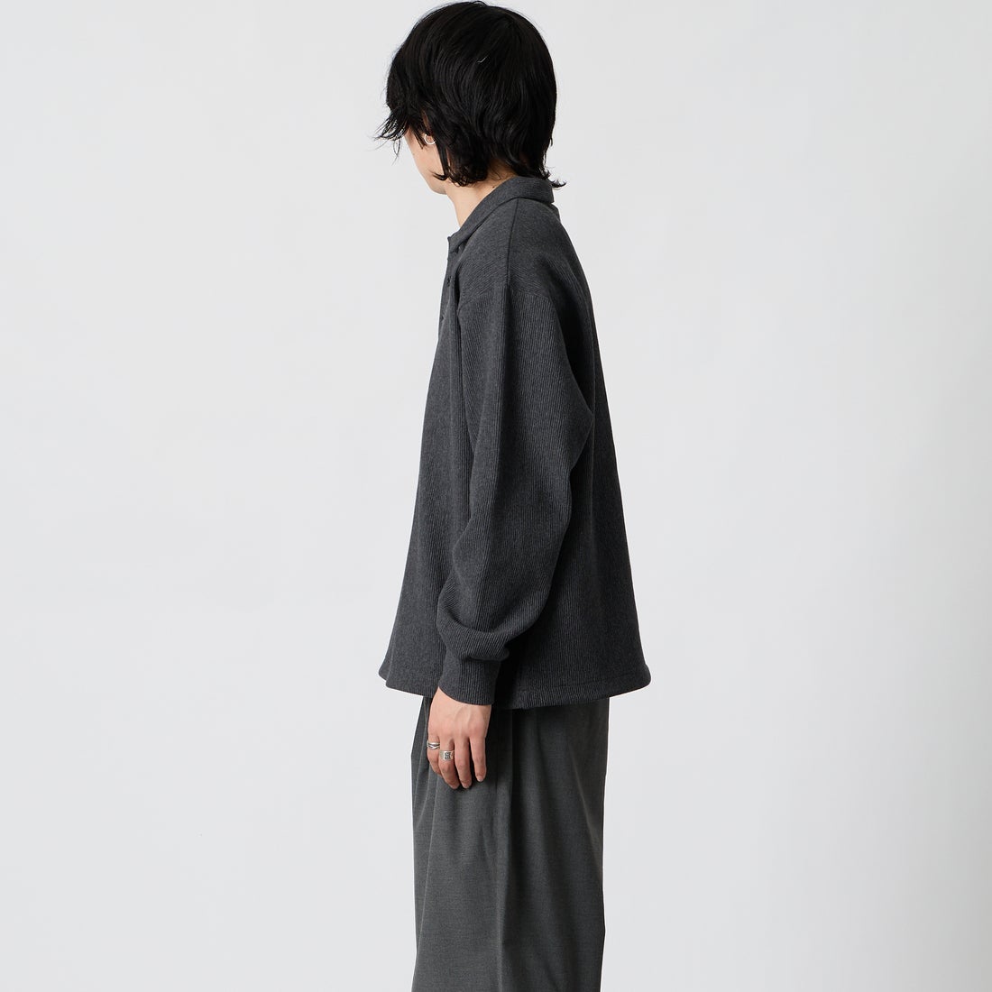 SLICK [スリック] プリーツニットドローストリングポロシャツ [5131084] 805 CHARCO &&モデル身長：177cm 着用サイズ：1&&