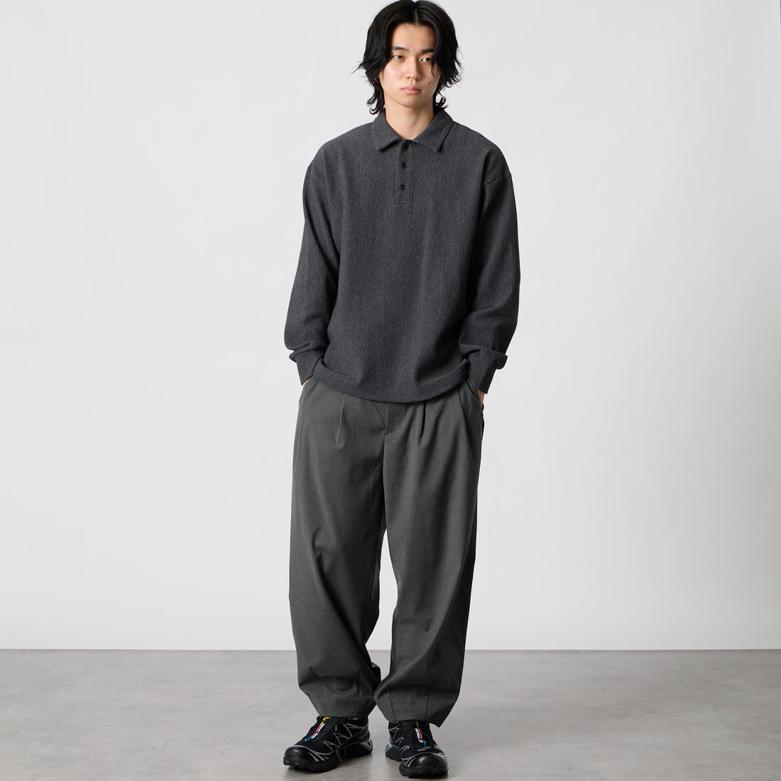 SLICK [スリック] プリーツニットドローストリングポロシャツ [5131084] 805 CHARCO &&モデル身長：177cm 着用サイズ：1&&