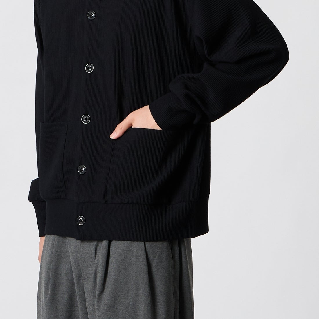 SLICK [スリック] プリーツニットクルーネックカーディガン [5131029] 700 BLACK &&モデル身長：177cm 着用サイズ：1&&