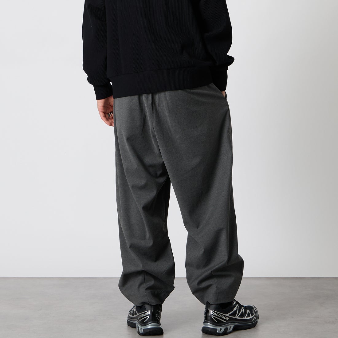 SLICK [スリック] T/Rストレッチギャバジン ツータックバルーンパンツ [5160314] 805 CHARCO &&モデル身長：177cm 着用サイズ：1&&