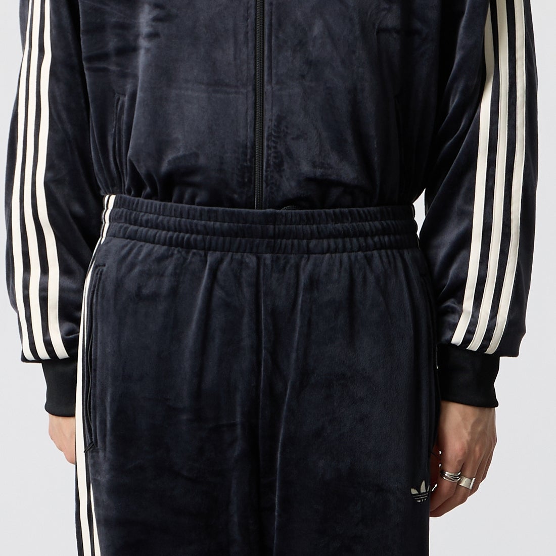 adidas Originals [アディダス オリジナルス] ファイヤーバード ベロア トラックパンツ [QH344] LC8085 &&モデル身長：177cm 着用サイズ：M&&