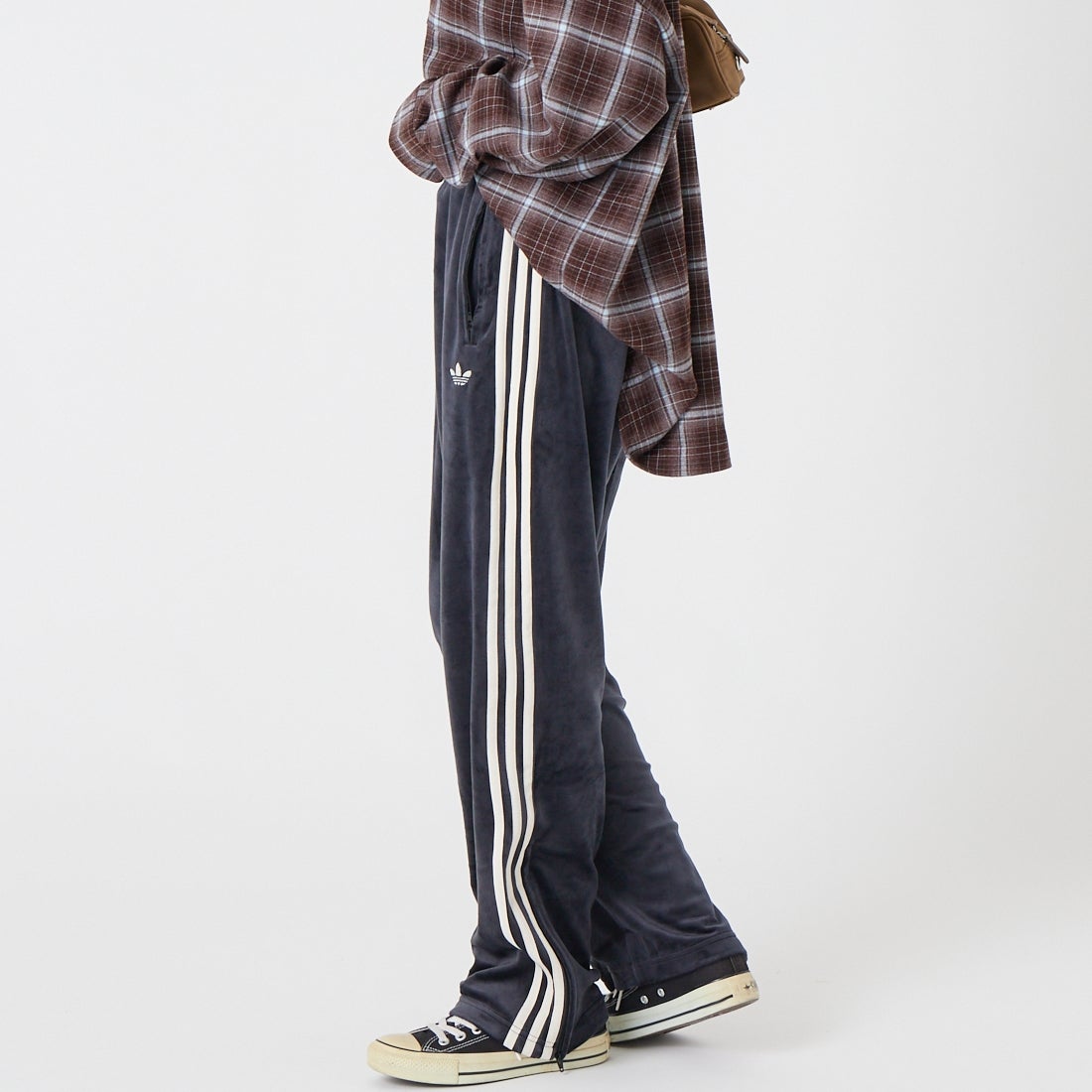adidas Originals [アディダス オリジナルス] ファイヤーバード ベロア トラックパンツ [QH344] LC8085 &&モデル身長：162cm 着用サイズ：XS&&