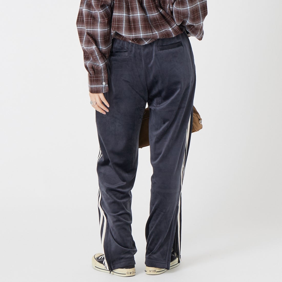 adidas Originals [アディダス オリジナルス] ファイヤーバード ベロア トラックパンツ [QH344] LC8085 &&モデル身長：162cm 着用サイズ：XS&&